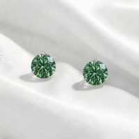 Серьги с зелёными муассанитами 4 мм общим весмом 0,6 карата