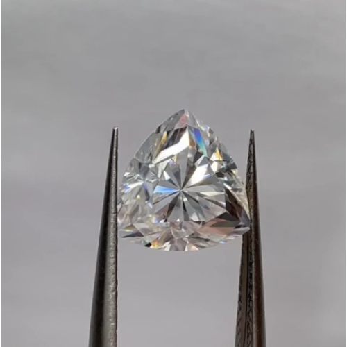 Муассанит 2,5х2,5 мм 0,08 карата Огранка: Триллион Цвет: бесцветный (белый)