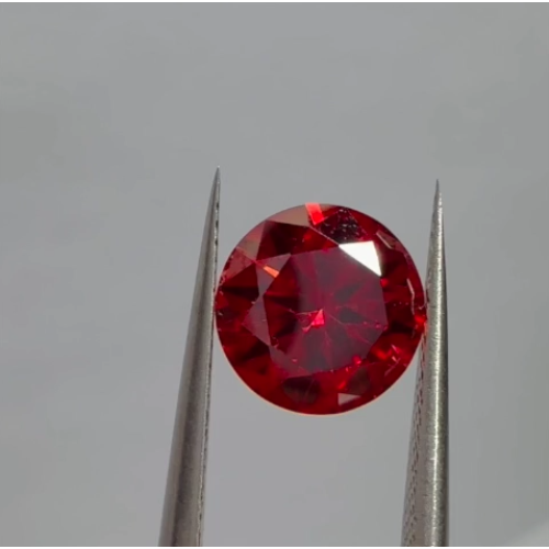 Муассанит 8,5 мм 2,5 карата Цвет: красный Огранка: Круглая КР57 (бриллиантовая)